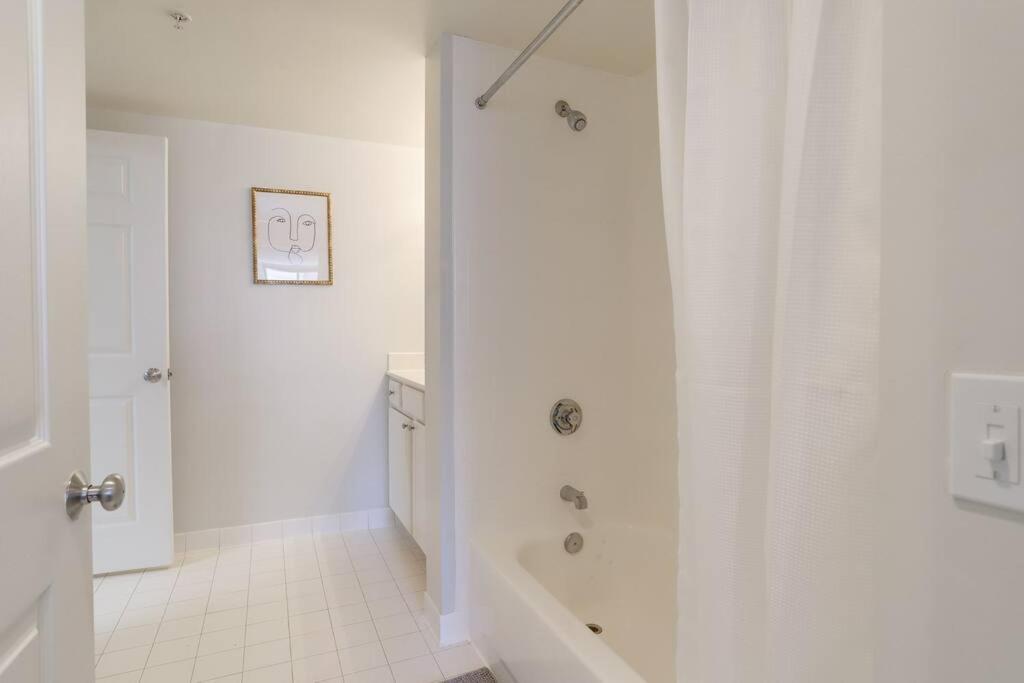 Bright Apartment Walk To Ballston Metro Arlington Exterior photo